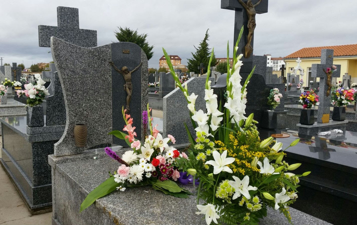 Por qué se llevan flores a los difuntos en el cementerio - Llámanos para  mandar flores