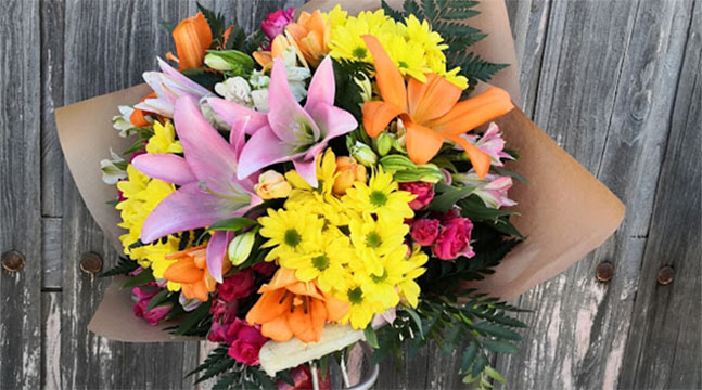Florista trabajando en Pamplona creando un ramo de flores