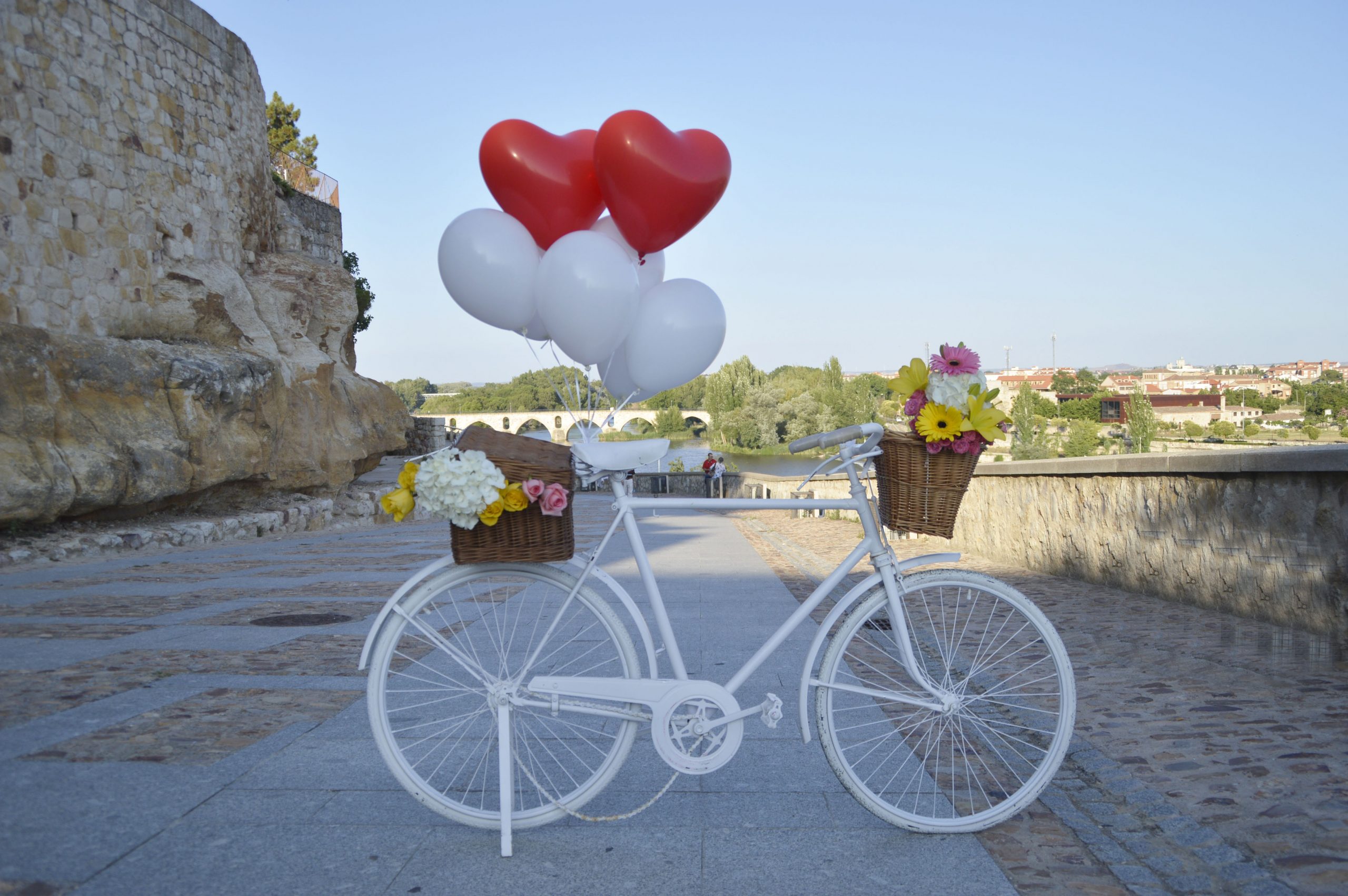 Florista trabajando en Formentera de Segura creando un ramo de flores