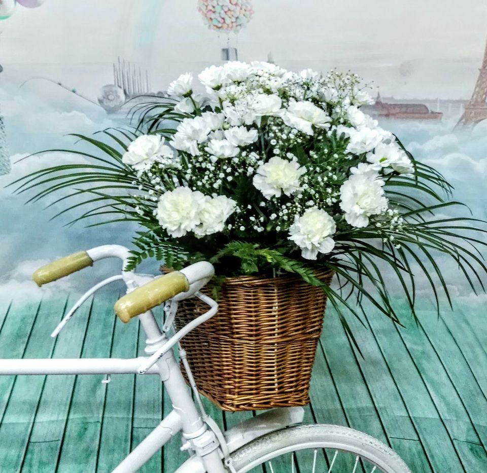 Florista trabajando en Benimuslem creando un ramo de flores