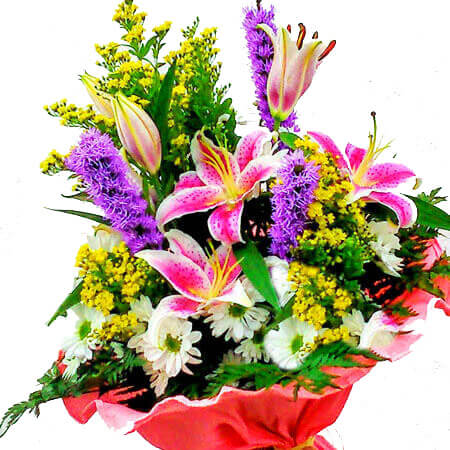 Florista trabajando en  creando un ramo de flores