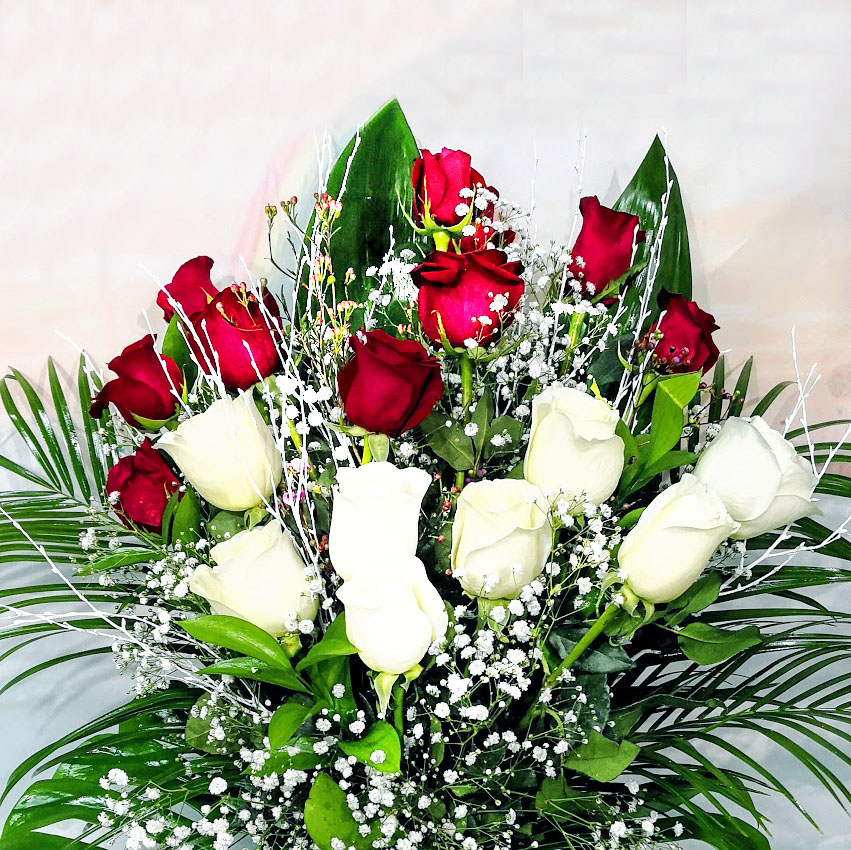 Florista trabajando en Oviedo creando un ramo de flores